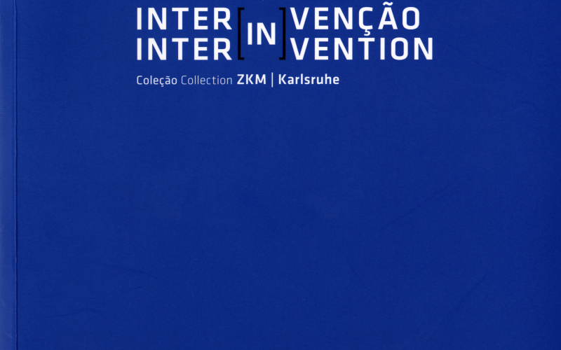 Blaues Cover mit weißer Schrift.