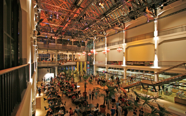 Beleuchtetes ZKM_Foyer mit Palmen